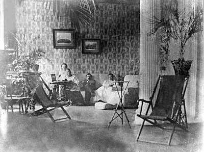 Леся Українка з родиною у своєму помешканні у Кутаїсі, 1911 рік.