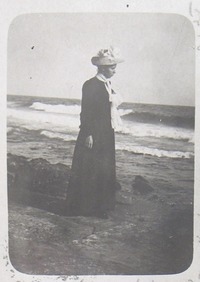 Лариса Косач над Середземним морем у Сан-Ремо (Італія), веснa 1902 р.