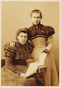 Ольга Петрівна Косач з дочкою Ларисою (Лесею Українкою). Ялта (Крим), початок січня 1898 р.